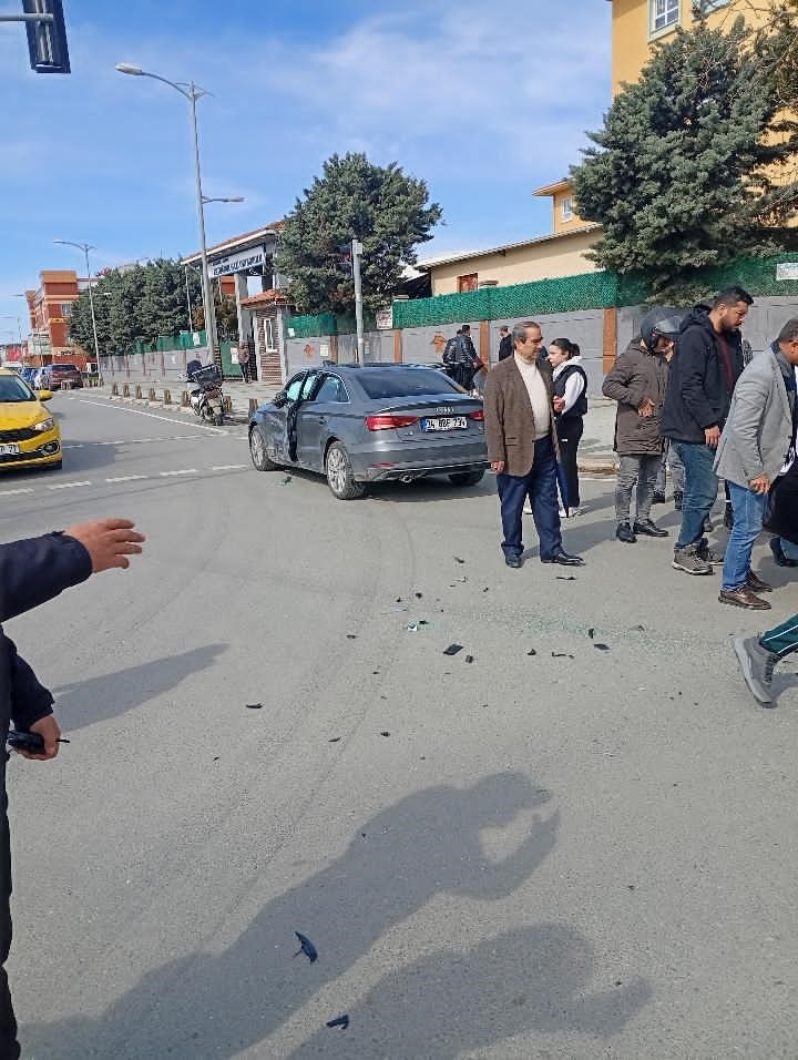 Silivri&rsquo;de ışık ihlali yapan otomobil s&uuml;r&uuml;c&uuml;s&uuml;, motosikletle &ccedil;arpıştı
