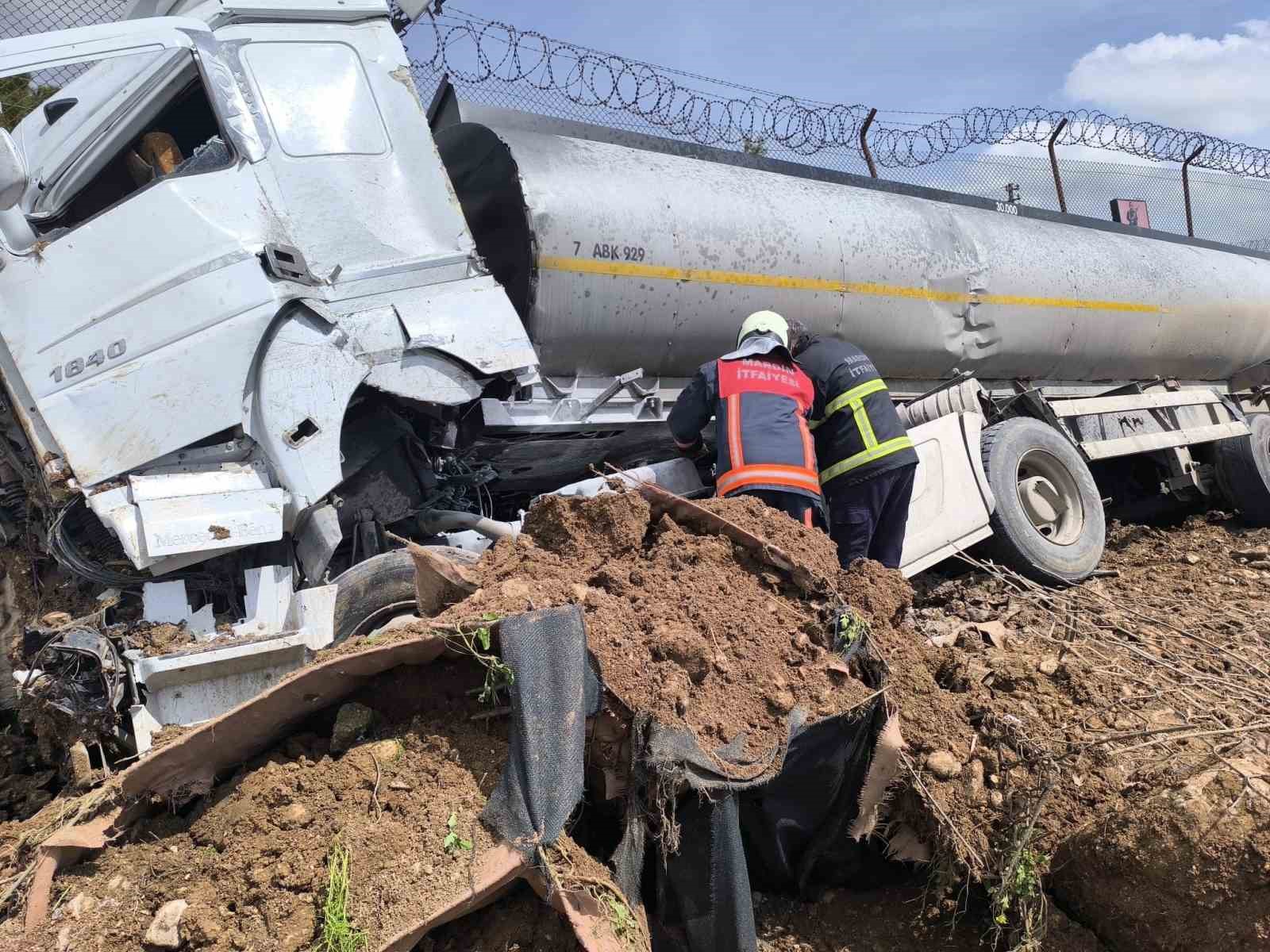 Mardin&rsquo;de kontrolden &ccedil;ıkan yakıt tankerinin s&uuml;r&uuml;c&uuml;s&uuml; yaralandı

