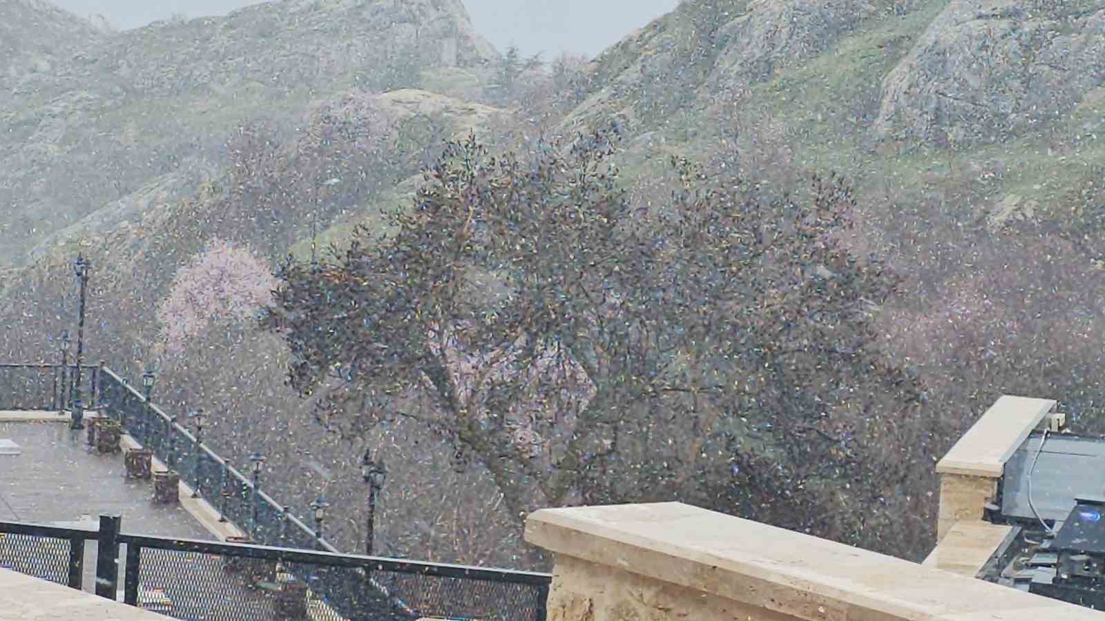 Tarihi Harput&rsquo;ta nisanda kar s&uuml;rprizi
