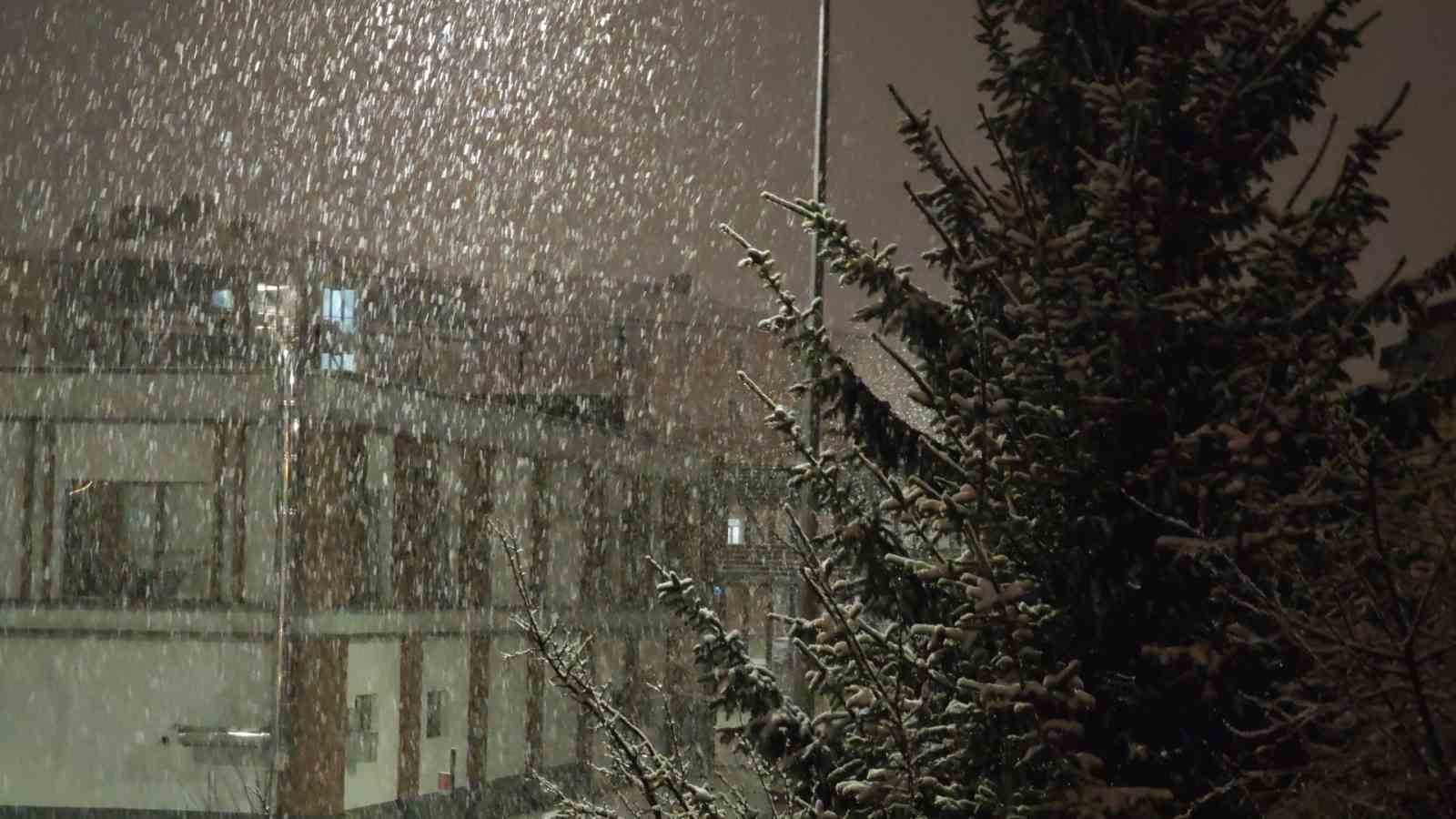 Kış geri geldi: Aşkale&rsquo;de kar yağışı hayatı olumsuz etkiliyor
