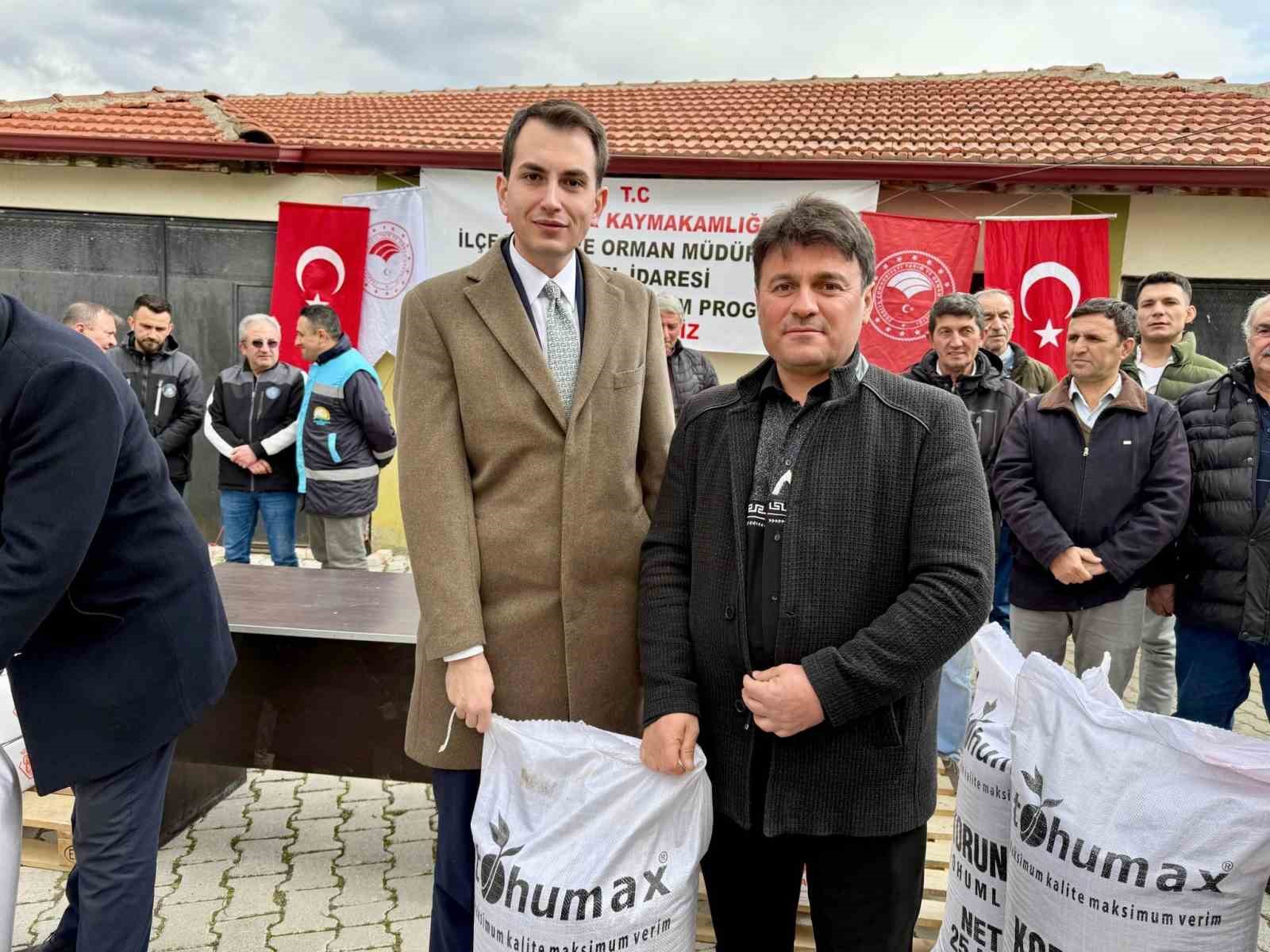 Hisarcık&rsquo;ta arı &uuml;reticilerine fondan şekeri, &ccedil;ift&ccedil;ilere korunga tohumu dağıtıldı
