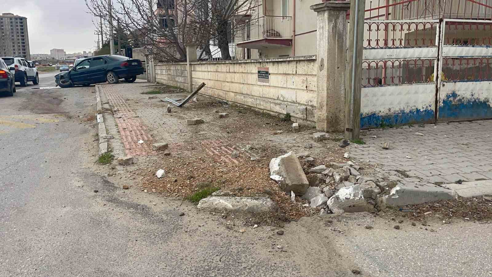 Karaman&rsquo;da kontrolden &ccedil;ıkan otomobil kaldırıma &ccedil;ıktı
