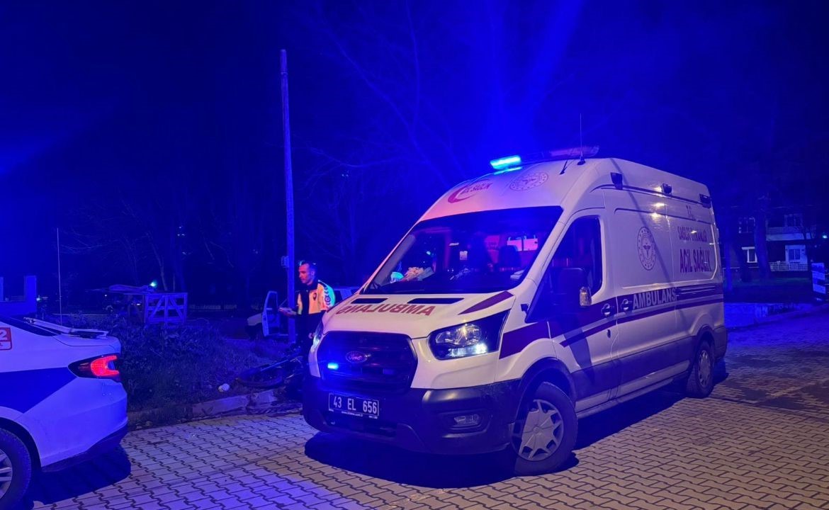 Motosiklet trakt&ouml;r&uuml;n altında kaldı, s&uuml;r&uuml;c&uuml;s&uuml; ara&ccedil;tan atlayarak kurtuldu
