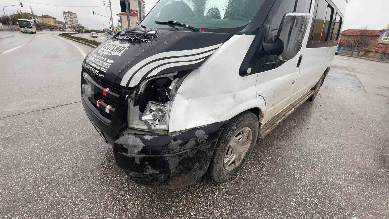 Karaman&rsquo;da minib&uuml;sle motosiklet &ccedil;arpıştı: 1 yaralı
