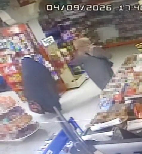 Marketten hırsızlık güvenlik kamerasına yansıdı