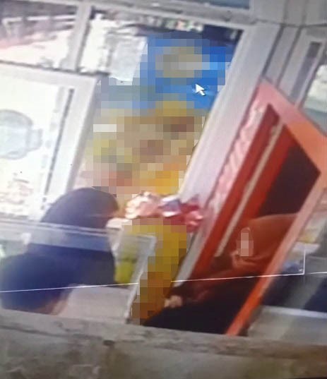 Marketten hırsızlık g&uuml;venlik kamerasına yansıdı
