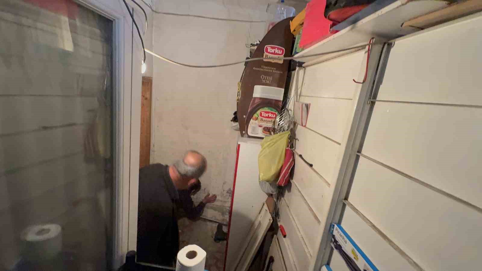 &Ccedil;atıdan apartman boşluğuna d&uuml;şen şahıs hayatını kaybetti
