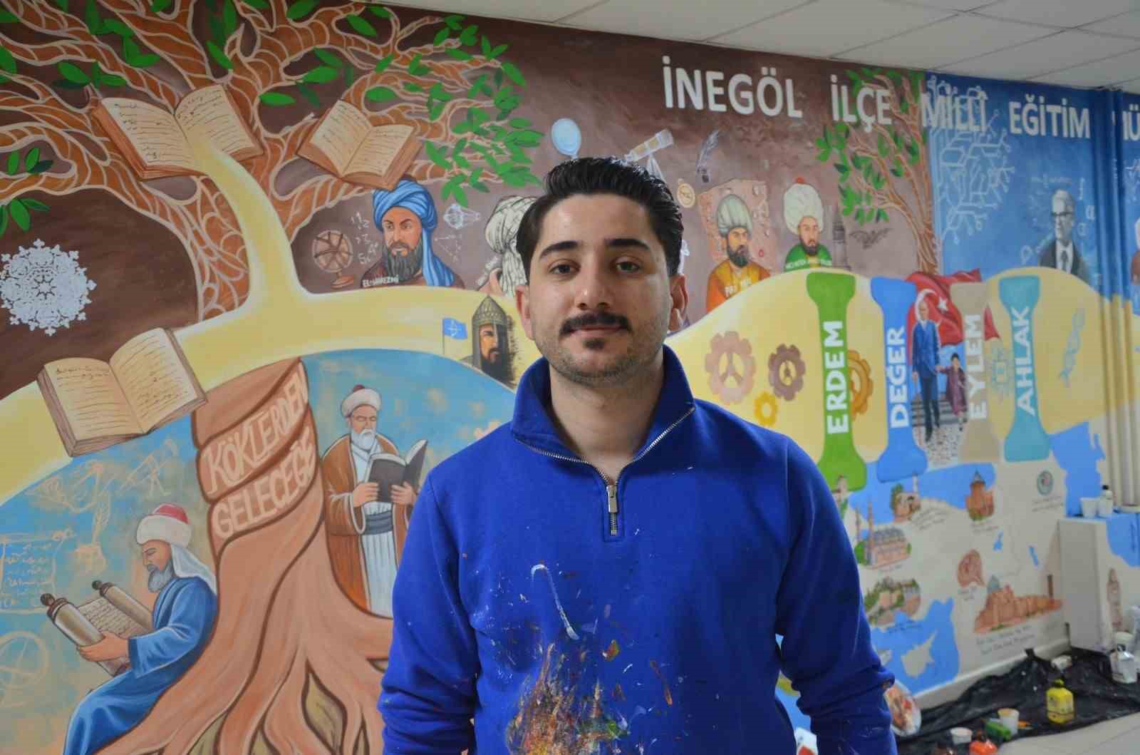 Engelli &ouml;ğretmen hayal g&uuml;c&uuml;n&uuml; kullandı, T&uuml;rkiye Y&uuml;zyılı Maarif Modeli m&uuml;fredatını duvara resmetti
