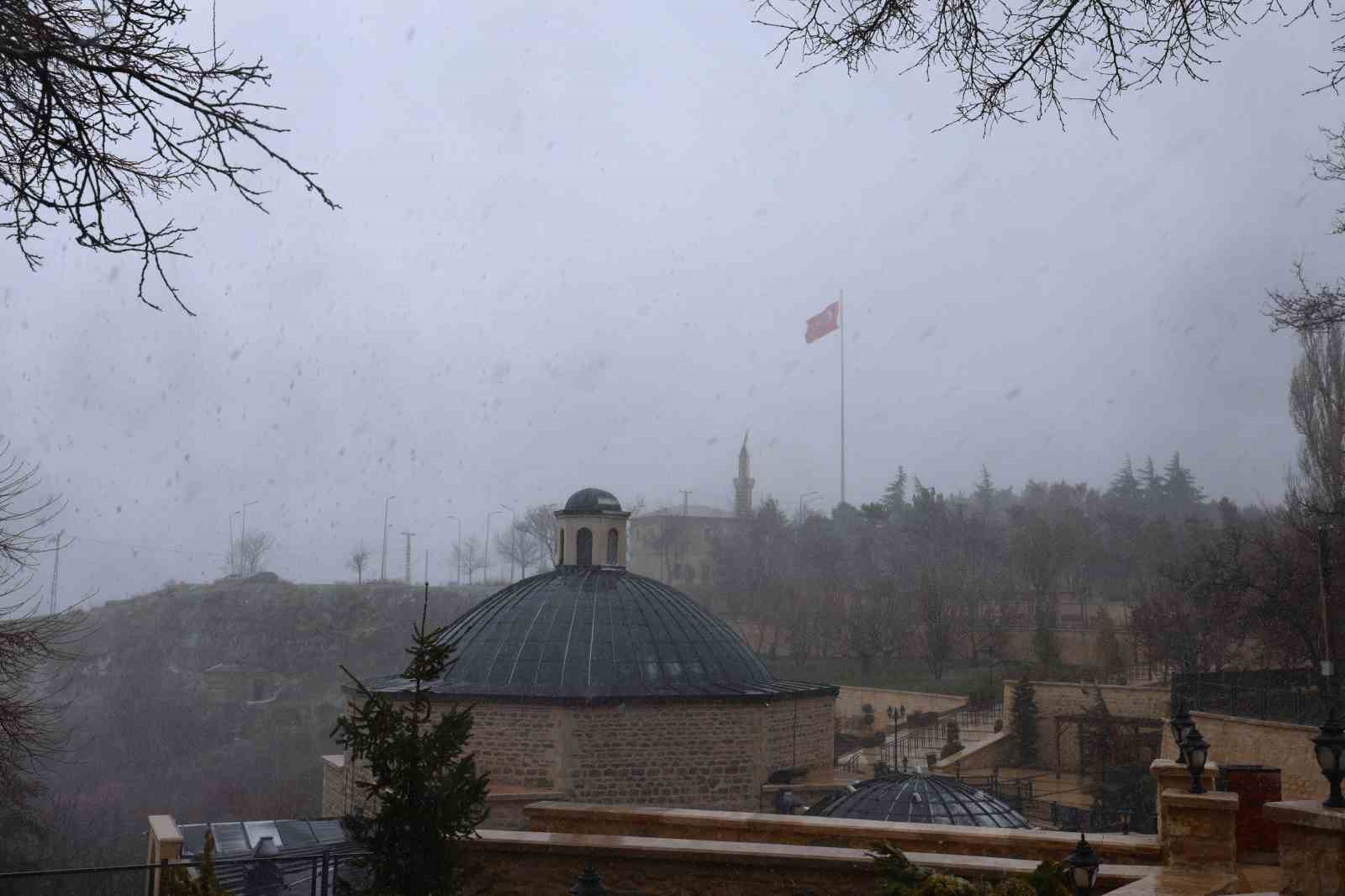 Harput&rsquo;ta kar yağışı etkisini artırdı, tarihi mekanlar beyaza b&uuml;r&uuml;nd&uuml;
