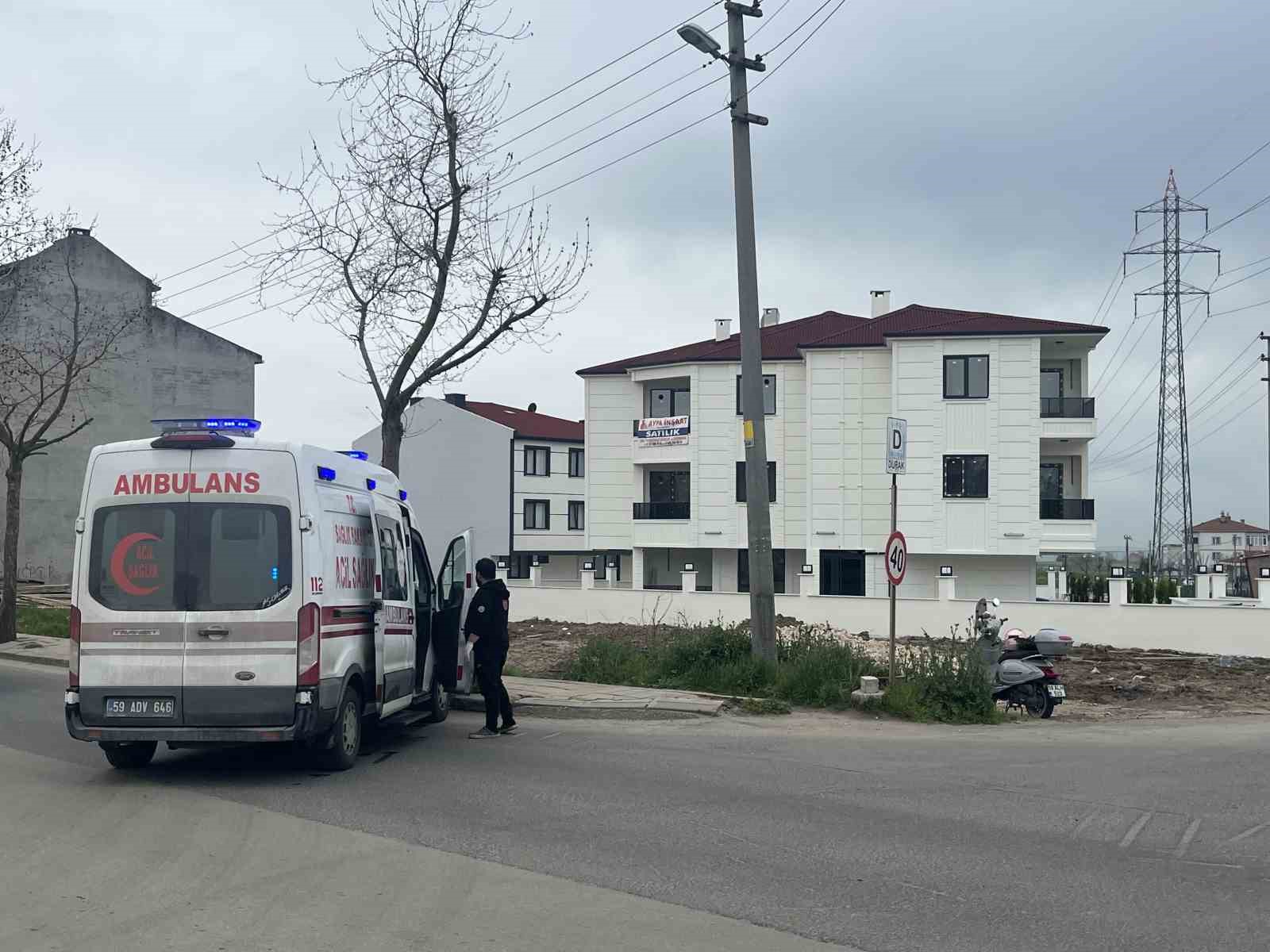 Otomobille &ccedil;arpışarak, motosikletten fırladı: Y&uuml;rekleri ağza getiren kaza kamerada
