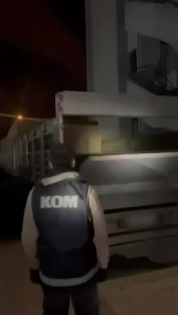 Denizli&rsquo;de 30 milyon liralık sarma sigara tırın dorsesinden &ccedil;ıktı
