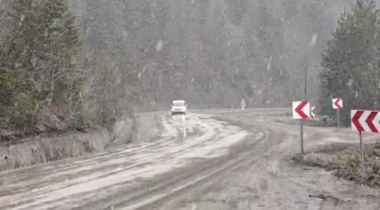 Karab&uuml;k&rsquo;&uuml;n y&uuml;ksek kesimlerinde kar yağışı yeniden başladı
