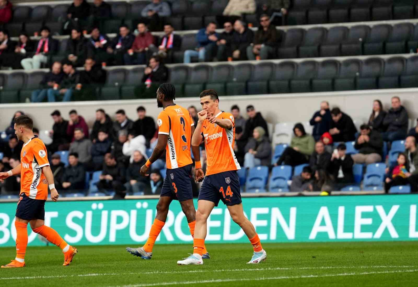 Trendyol S&uuml;per Lig: RAMS Başakşehir: 1 - Gen&ccedil;lerbirliği: 0 (Ma&ccedil; devam ediyor)
