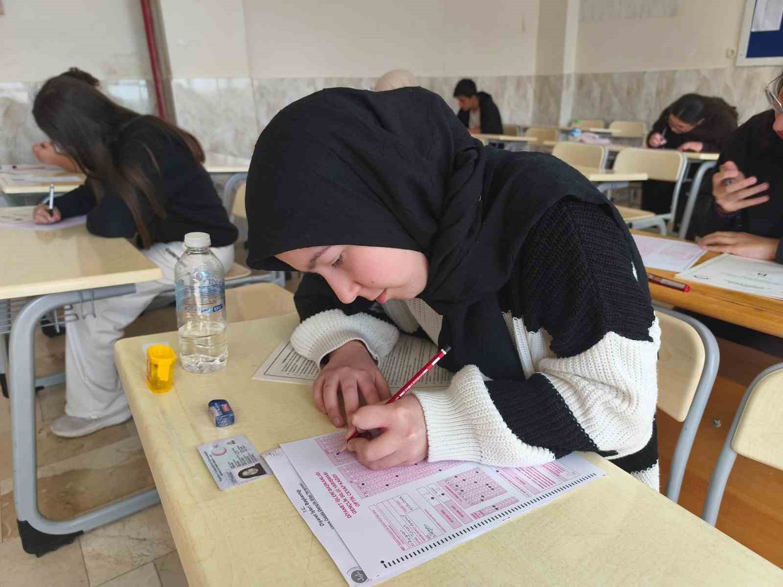 Mersin&rsquo;de gen&ccedil;ler umre &ouml;d&uuml;ll&uuml; bilgi yarışmasında buluştu
