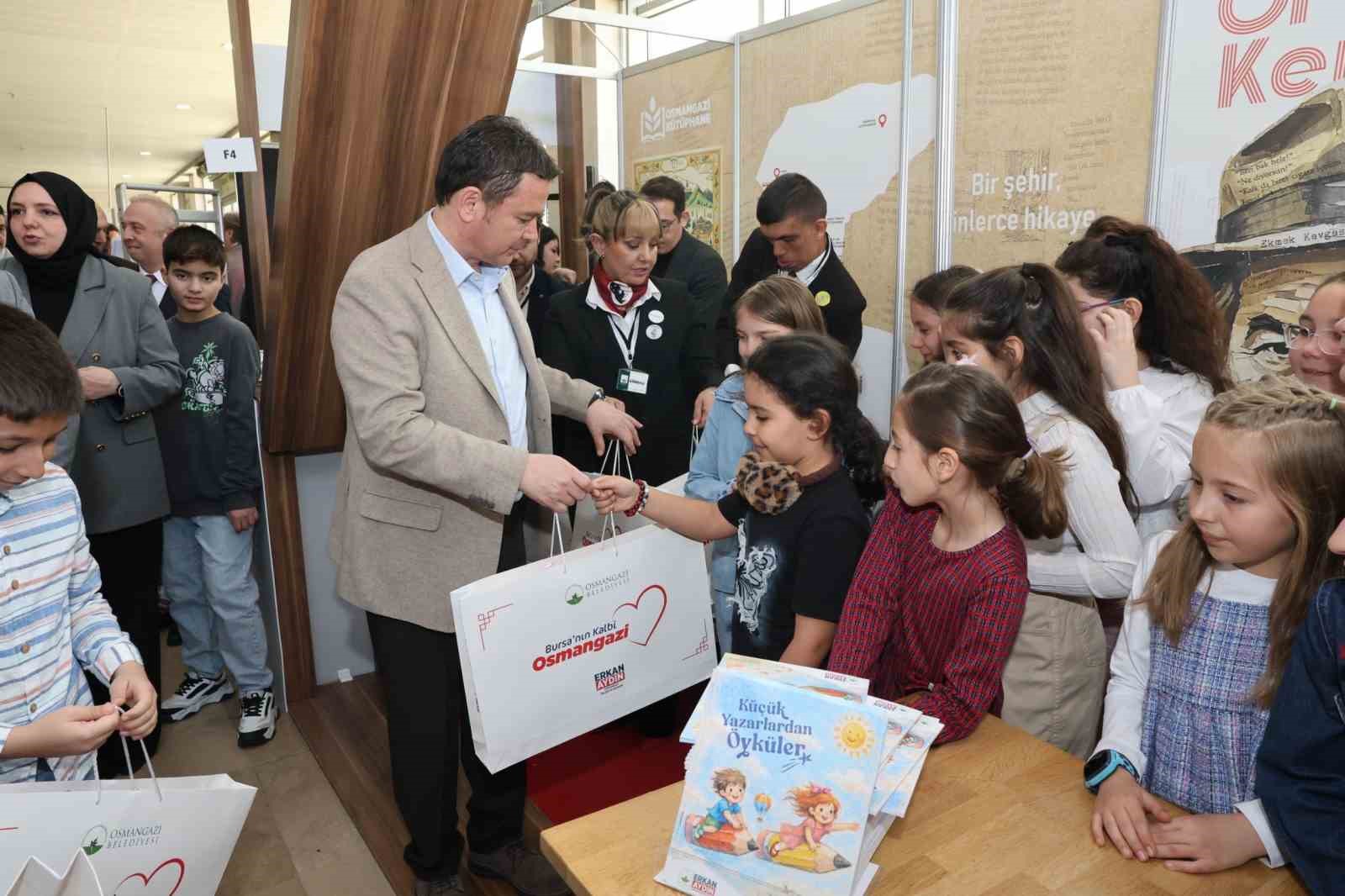 Başkan Erkan Aydın Bursa 23. Kitap Fuarı&rsquo;nda &ccedil;ocuk yazarlarla buluştu

