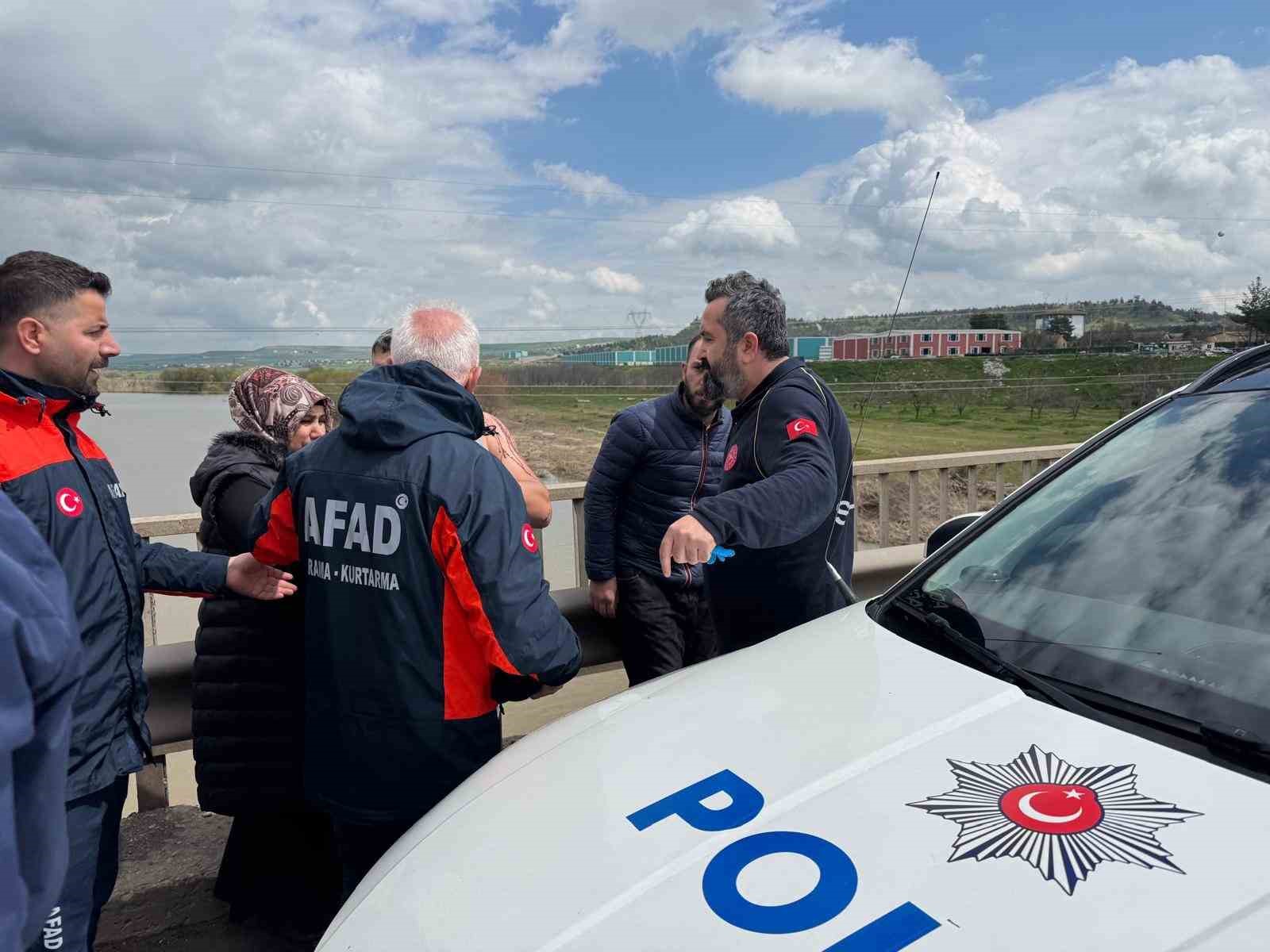 K&ouml;pr&uuml;den atlamak isteyen şahıs AFAD ve polis tarafından ikna edilerek kurtarıldı
