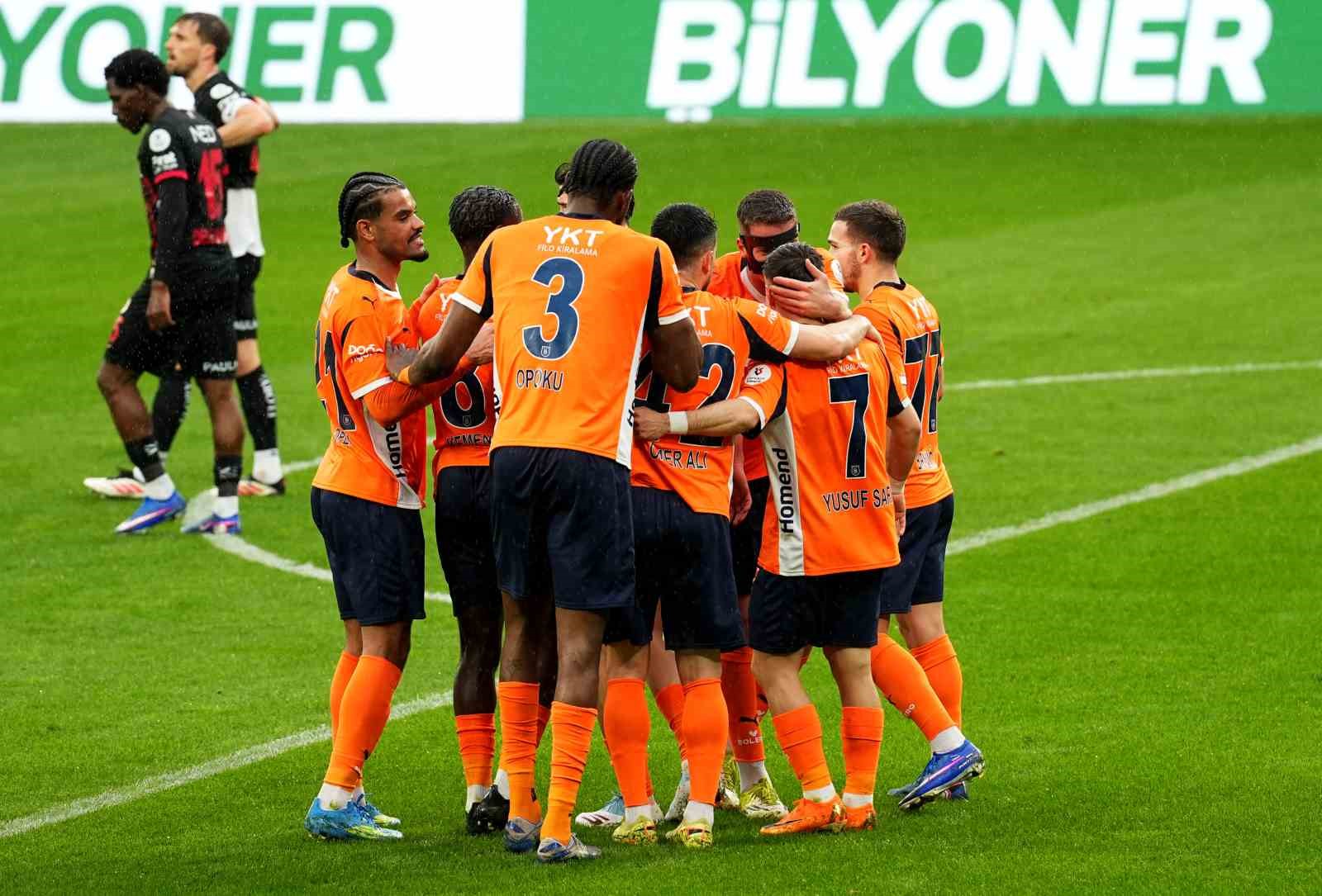 Trendyol S&uuml;per Lig: RAMS Başakşehir: 3 - Gen&ccedil;lerbirliği: 0 (İlk yarı)
