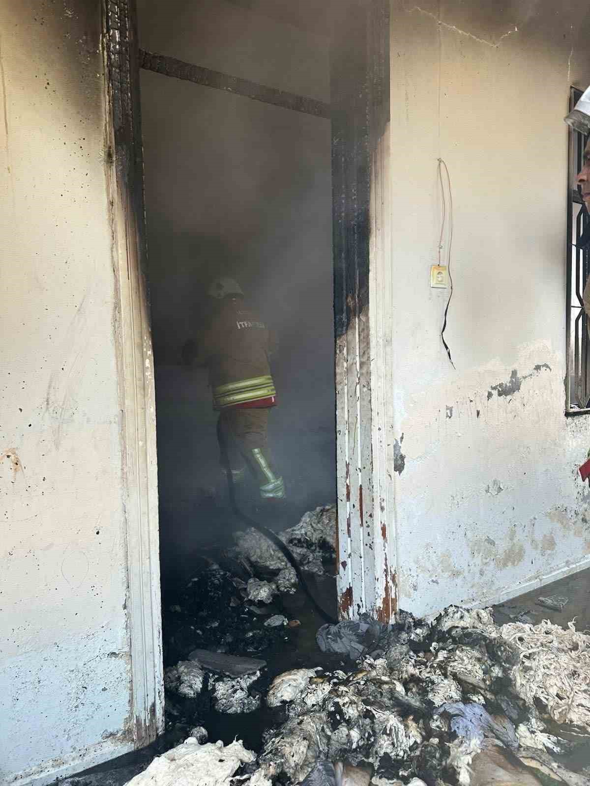 Reyhanlı&rsquo;da m&uuml;stakil ev alevlere teslim oldu
