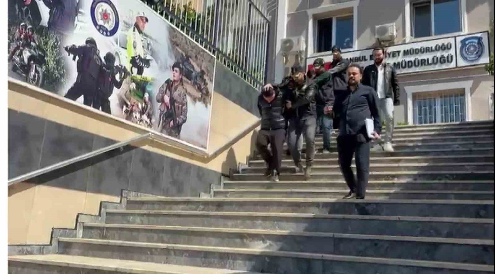 &Uuml;sk&uuml;dar&rsquo;da trafikteki tartışma kurşunlamayla bitti: 3 silahlı saldırgan tutuklandı
