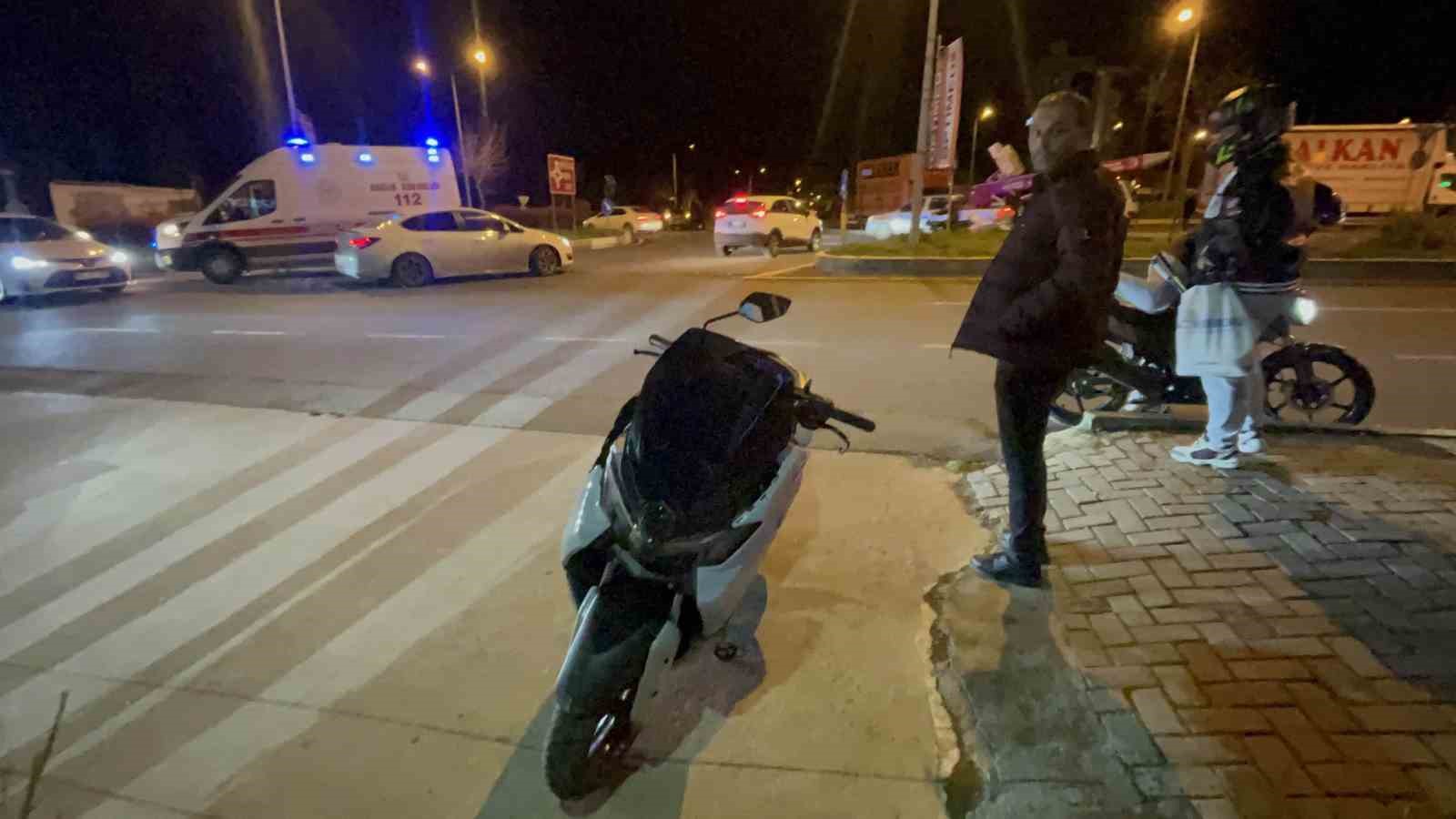 Motosiklet otomobile ok gibi saplandı: Kaza anı kamerada
