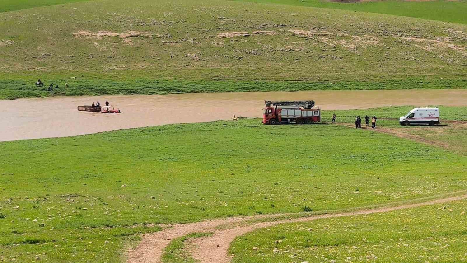 Derenin ortasında mahsur kalan 3 kişi kurtarıldı
