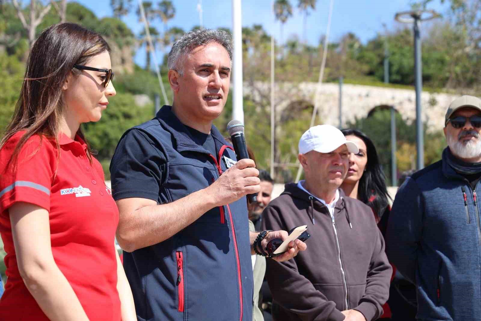 Konyaaltı Sahili&rsquo;nde deniz dibi ve kıyı temizliği yapıldı
