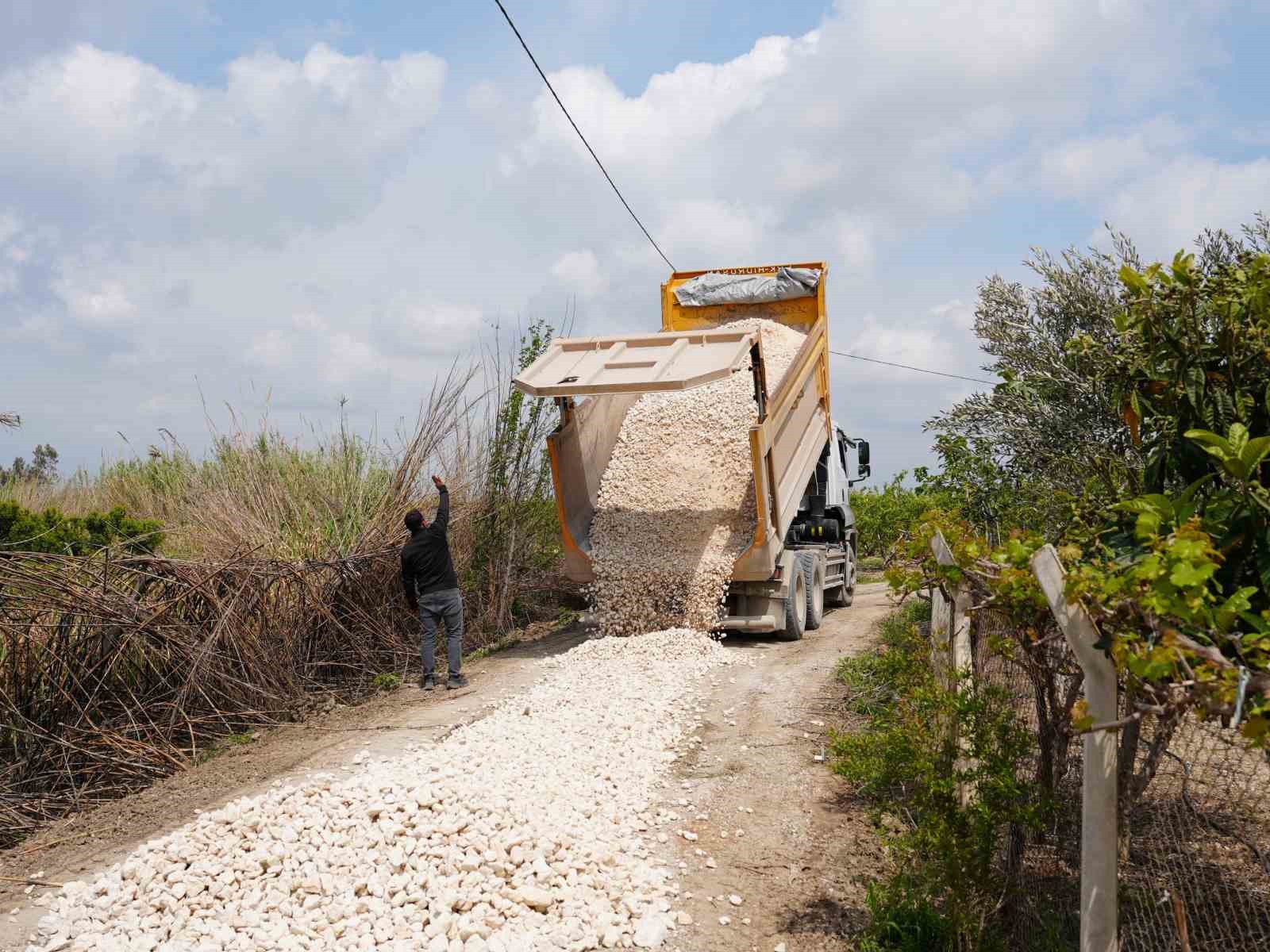Tarsus’ta yağıştan zarar gören yollar yeniden düzenlendi