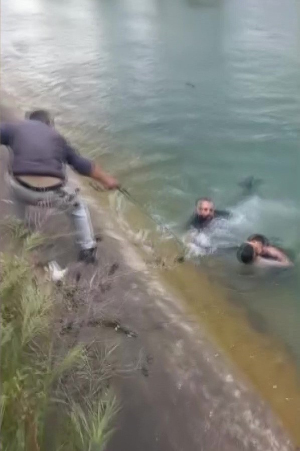 Sulama kanalına d&uuml;şen &ccedil;ocuğu kurtarmak i&ccedil;in zamanla yarıştılar
