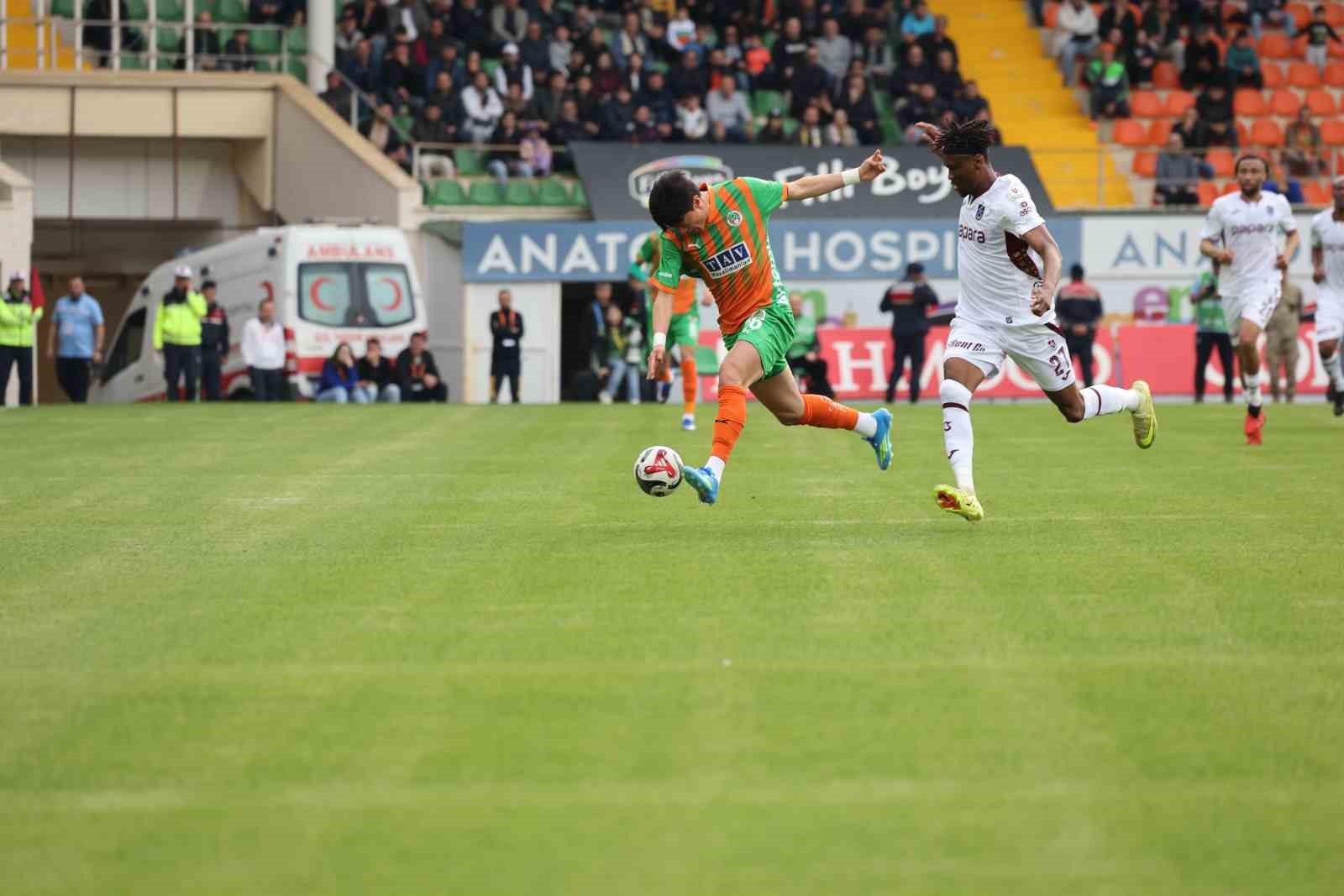 Trendyol S&uuml;per Lig: Corendon Alanyaspor: 0 Trabzonspor: 0  (İlk yarı)
