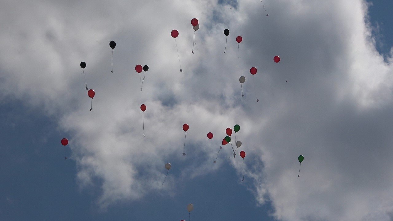&Ccedil;ocuklar Filistin i&ccedil;in yazdıkları mektupları balonlarla g&ouml;ky&uuml;z&uuml;ne bıraktı
