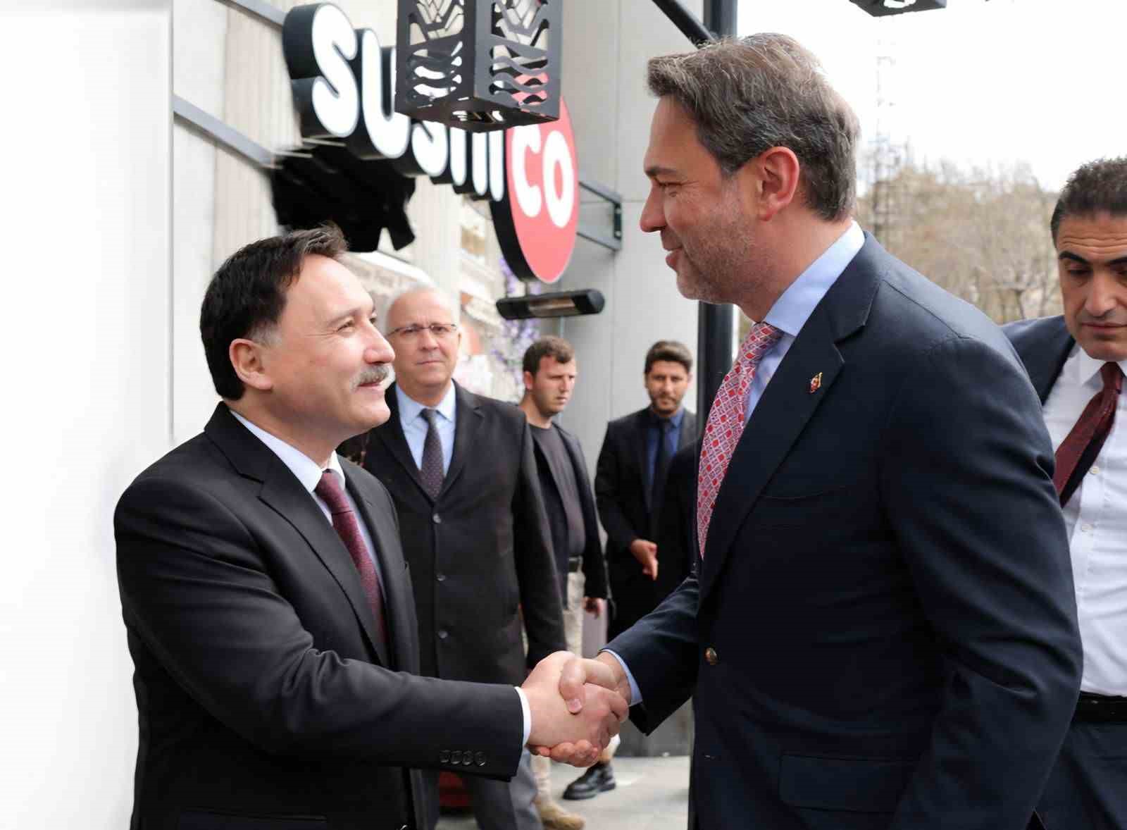 Bakan Bayraktar Vali &Ccedil;i&ccedil;ek&rsquo;i ziyaret etti
