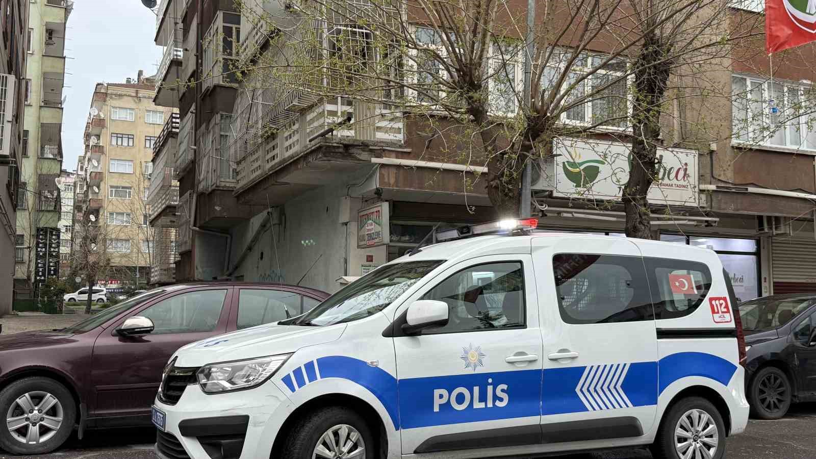 Emekli polis evinde ölü bulundu