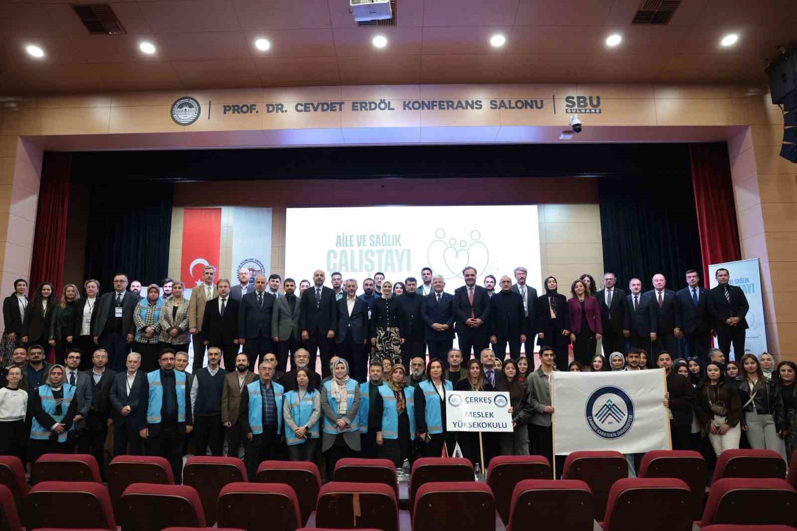 Bakan G&ouml;ktaş: "Sosyal ağ sağlayıcılara ve oyun platformlarına &ccedil;ocukların korunmasını esas alan &ouml;nemli y&uuml;k&uuml;ml&uuml;l&uuml;kler getiriyoruz"
