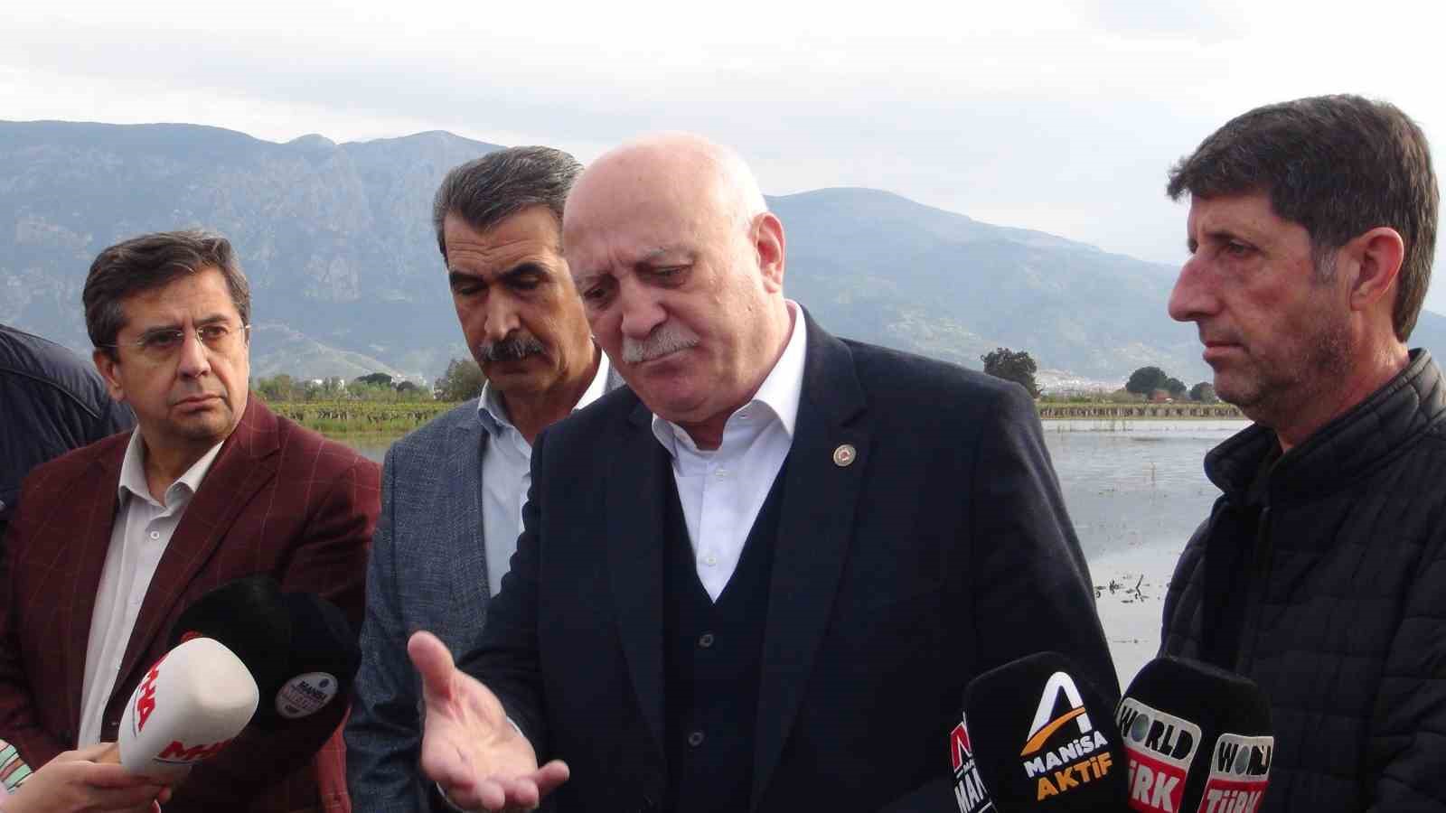 TZOB Genel Başkanı Bayraktar, Manisa’da su altında kalan tarım arazilerini inceledi, destek çağrısı yaptı