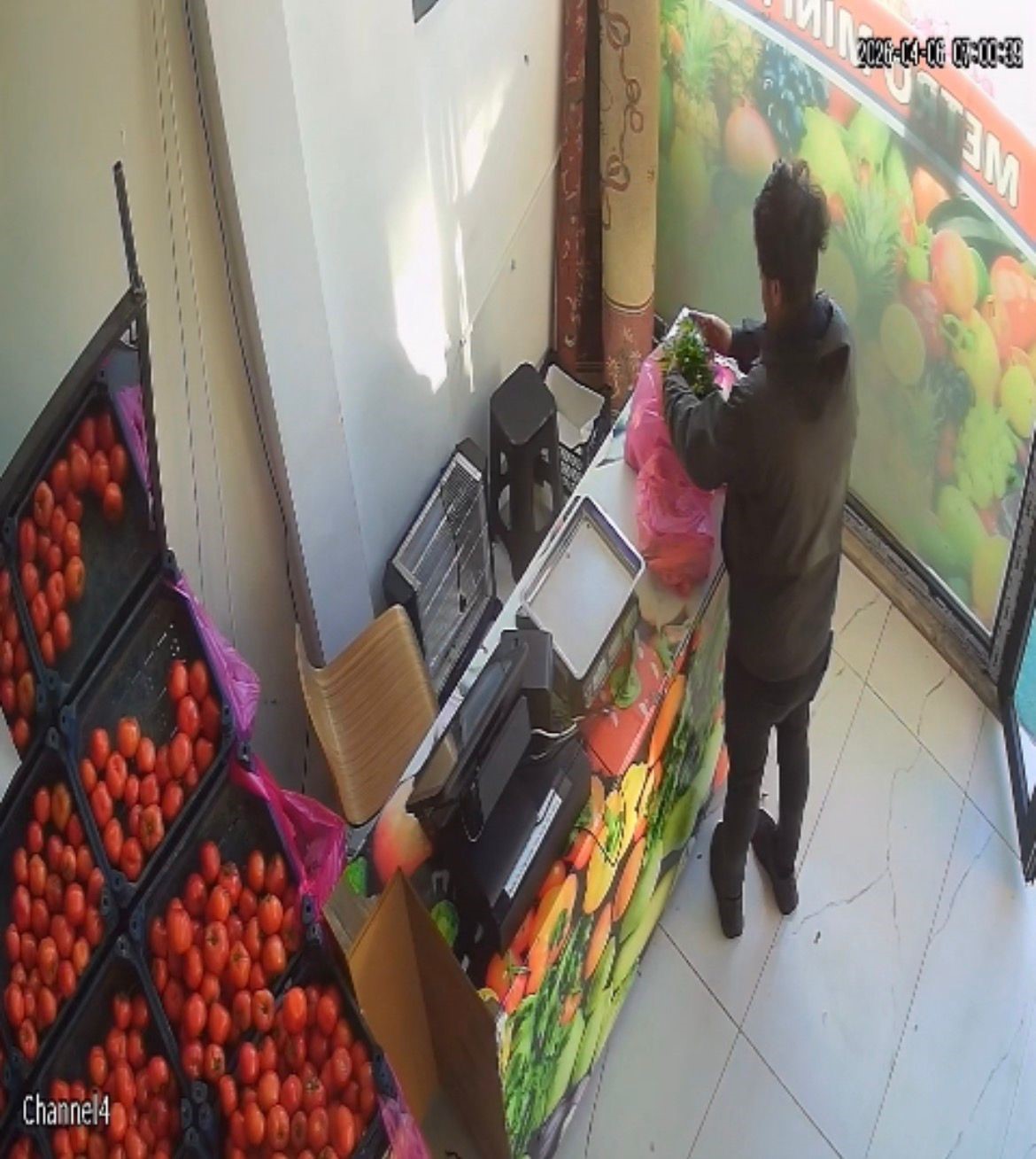 Kasada kimse yokken alışverişini yaptı, parasını bırakıp gitti: O anlar kamerada