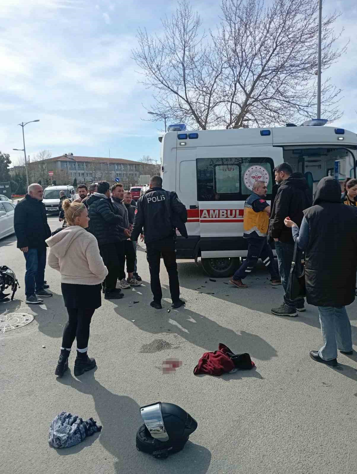 Silivri’de ışık ihlali yapan otomobil sürücüsü, motosikletle çarpıştı