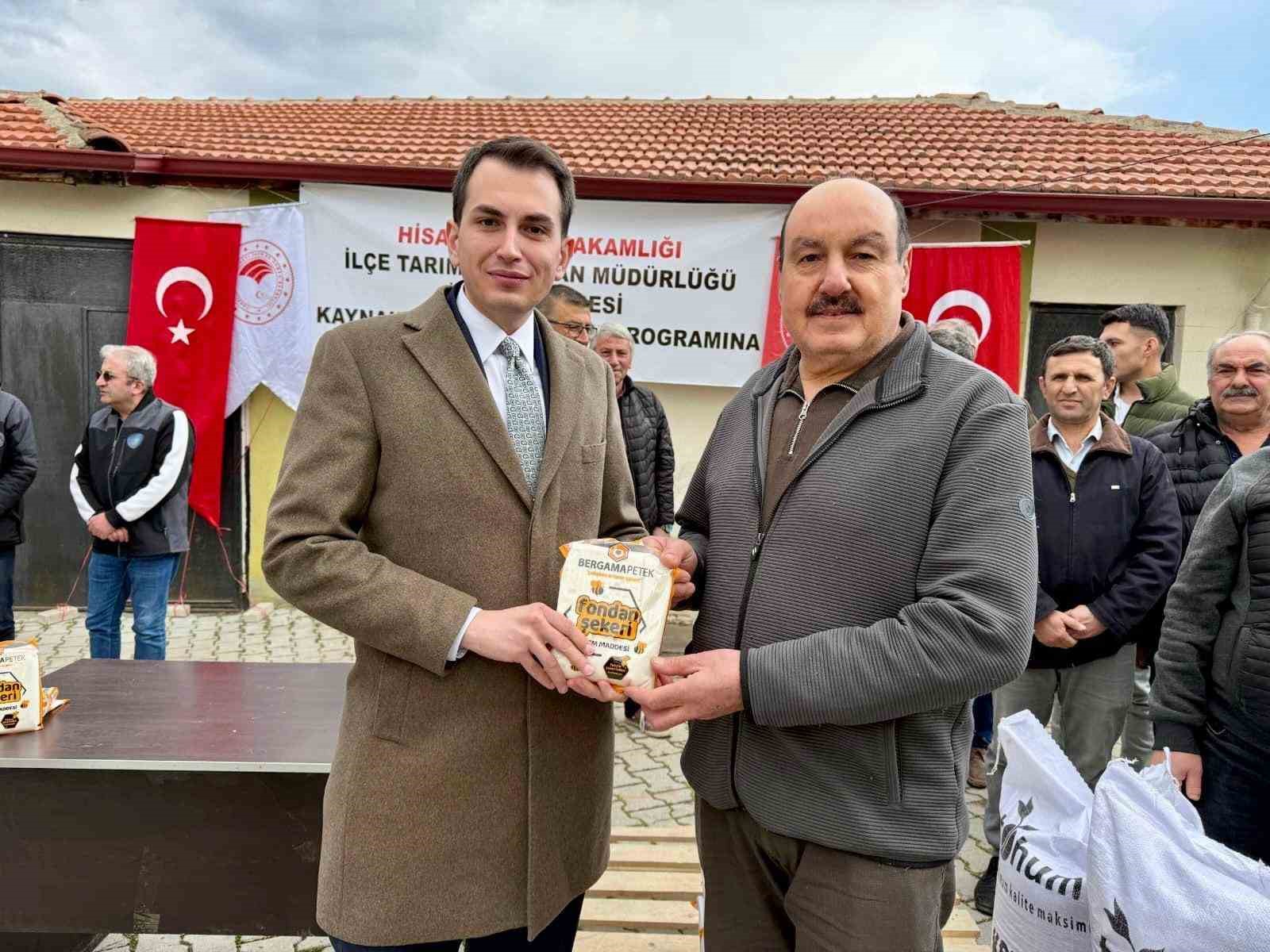 Hisarcık’ta arı üreticilerine fondan şekeri, çiftçilere korunga tohumu dağıtıldı