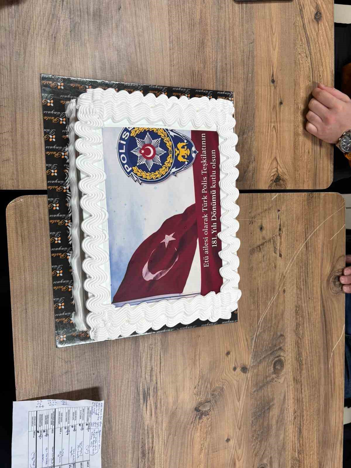 ETÜ’lü gençlerden polislere anlamlı sürpriz