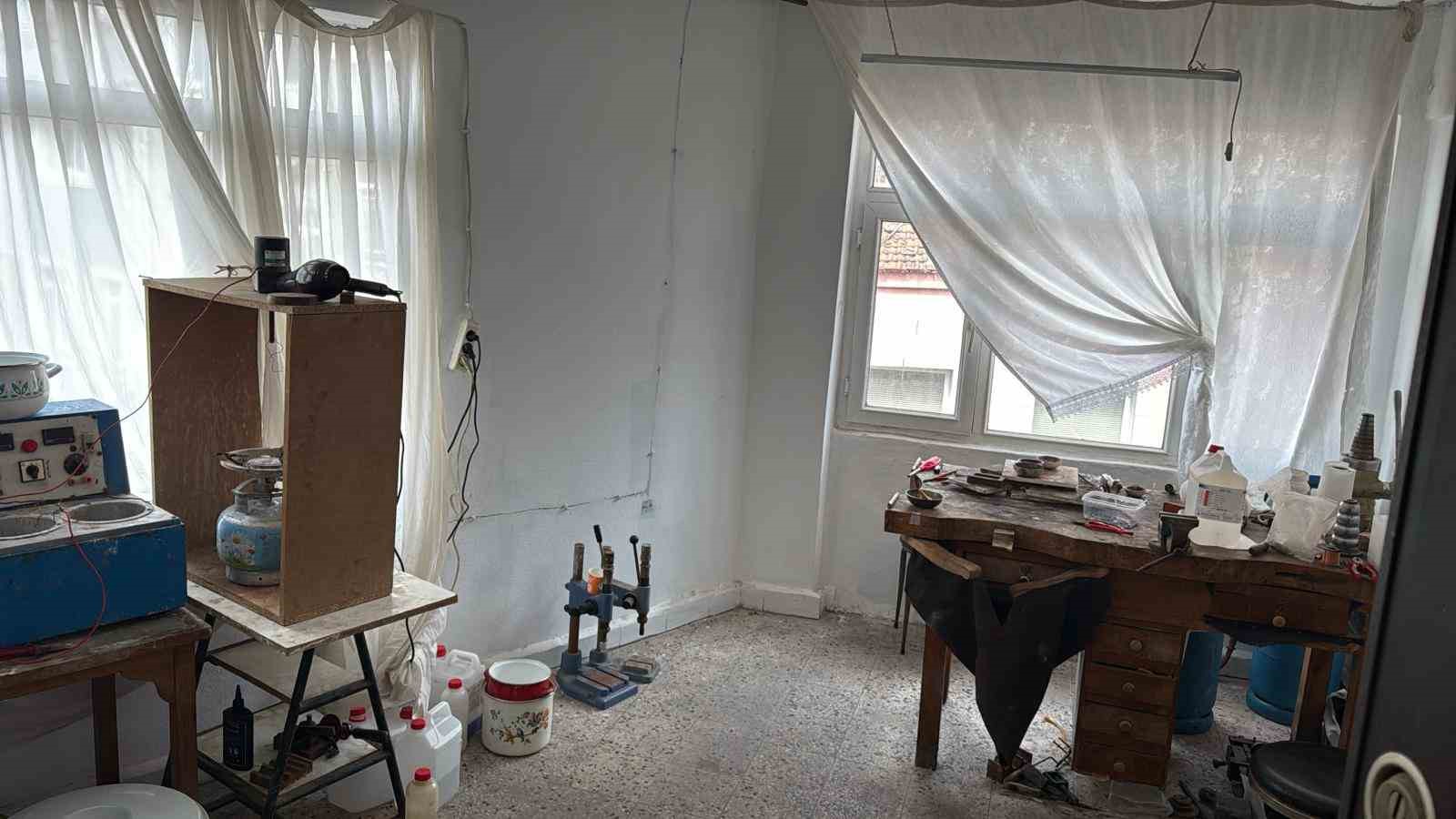 Fatih’te sahte altın imalatına operasyon: 1  kişi yakalandı