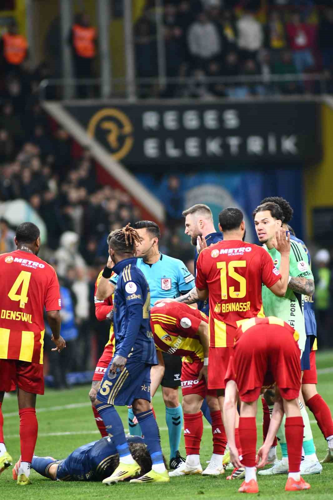 Trendyol S&uuml;per Lig: Kayserispor: 0 - Fenerbah&ccedil;e: 1 (İlk yarı)
