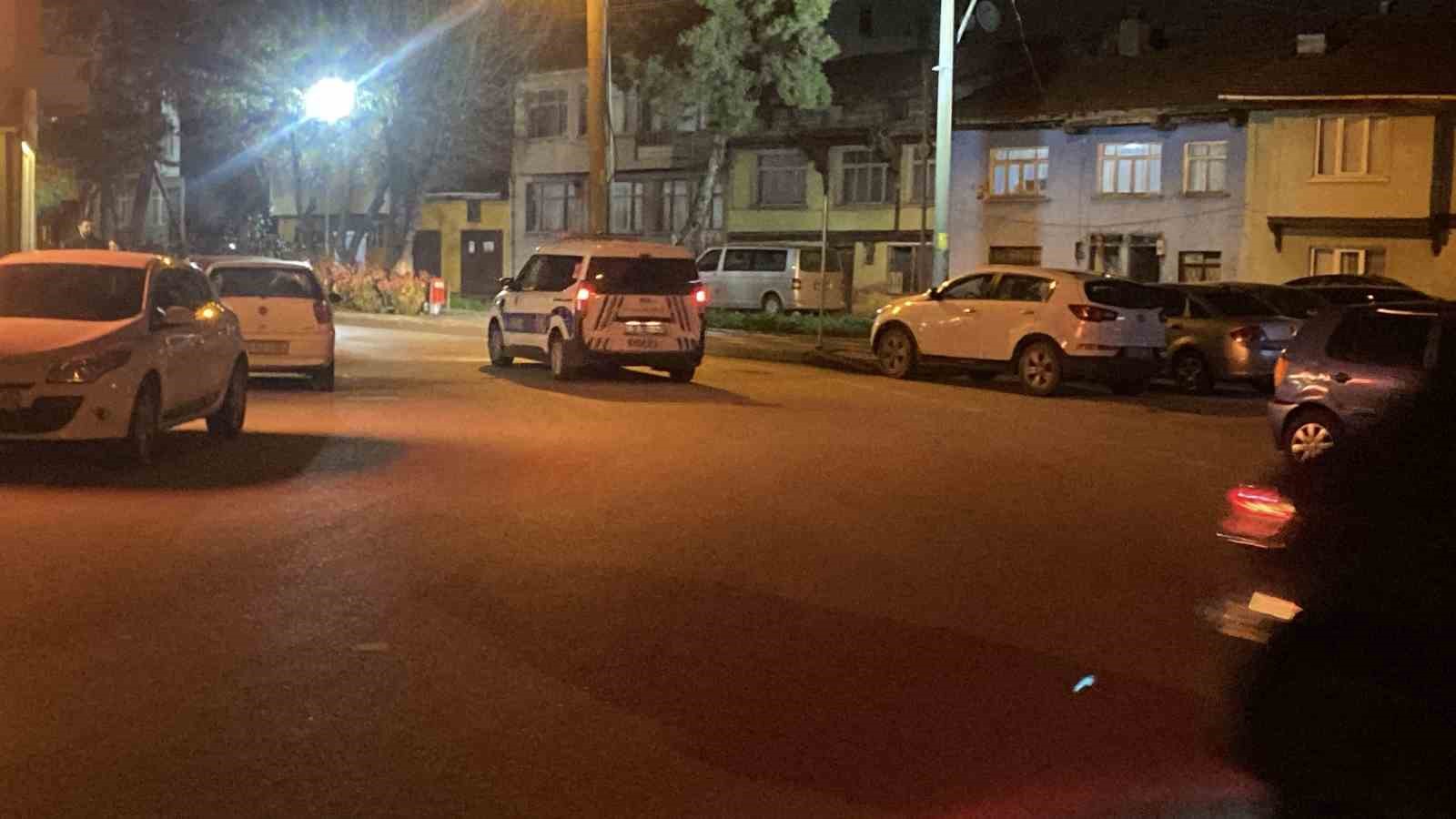 Sokak ortasında karısıyla kavga eden alkoll&uuml; şahıs g&ouml;zaltına alındı
