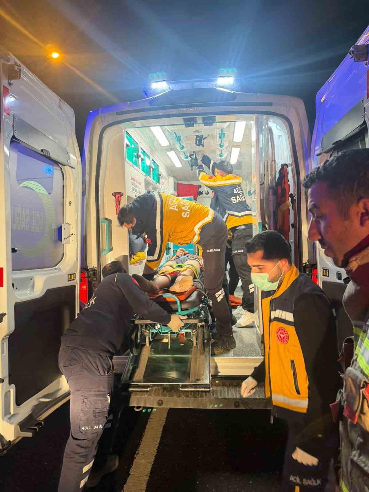 Cizre&rsquo;de hafif ticari ara&ccedil; şarampole yuvarlandı: 1 &ouml;l&uuml;, 1 ağır yaralı
