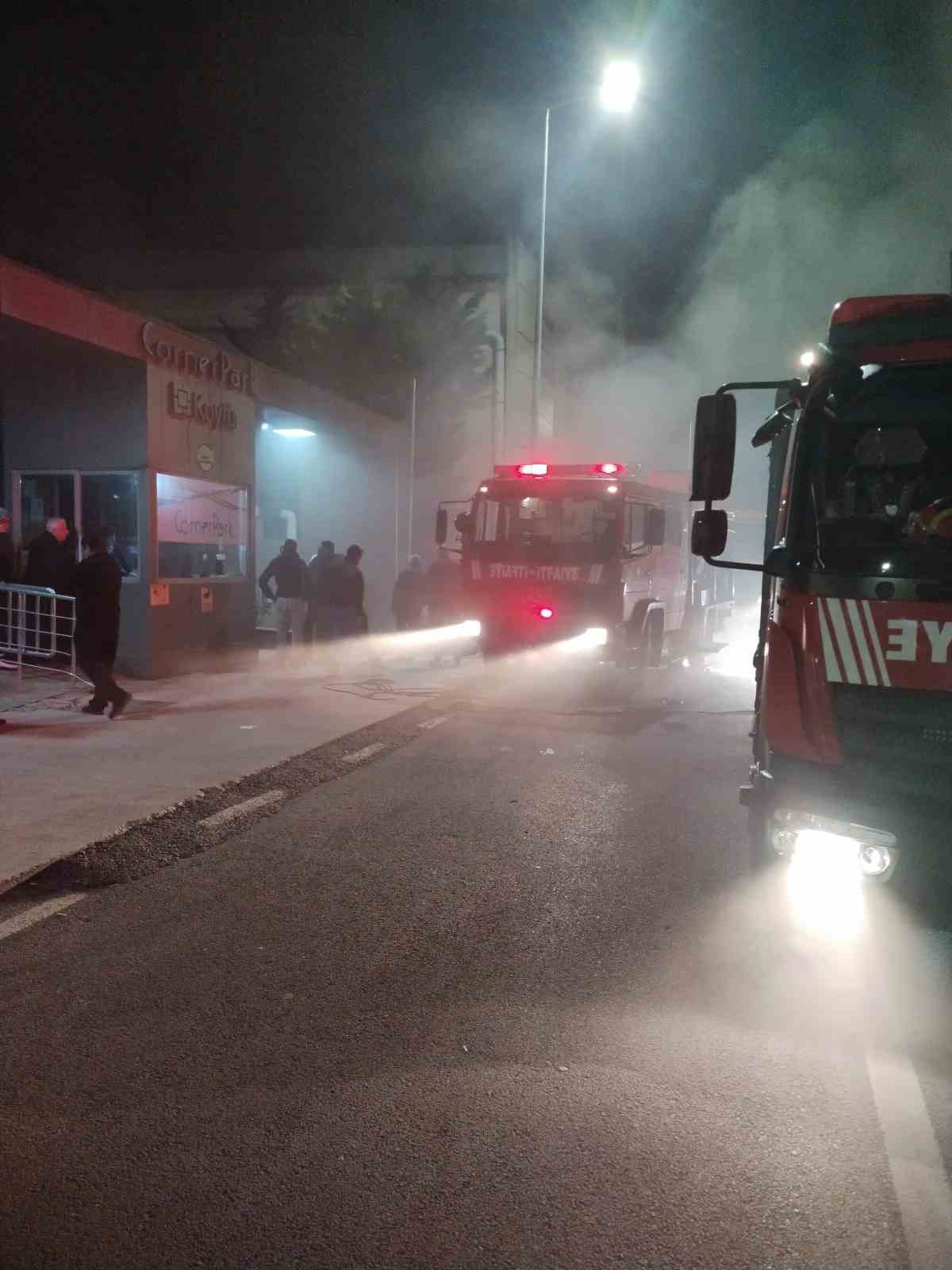 &Ccedil;ekmek&ouml;y&rsquo;de park halindeki ara&ccedil;ta yangın &ccedil;ıktı
