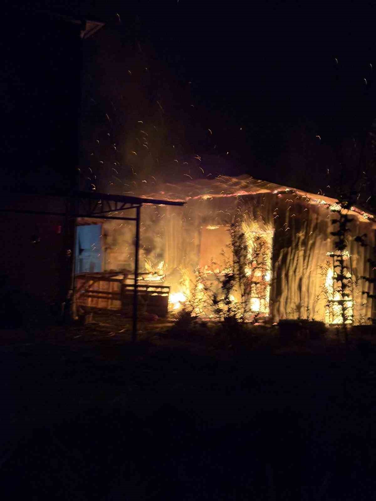 D&uuml;zce&rsquo;de bir evde yangın &ccedil;ıktı: Alevler geceyi aydınlattı
