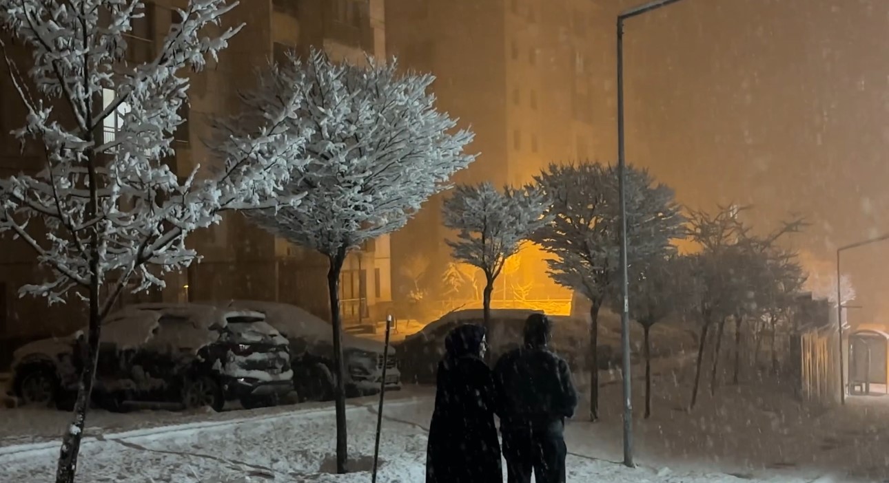 Y&uuml;ksekova&rsquo;da nisan karı: İl&ccedil;e yeniden beyaza b&uuml;r&uuml;nd&uuml;, kartpostallık g&ouml;r&uuml;nt&uuml;ler ortaya &ccedil;ıktı
