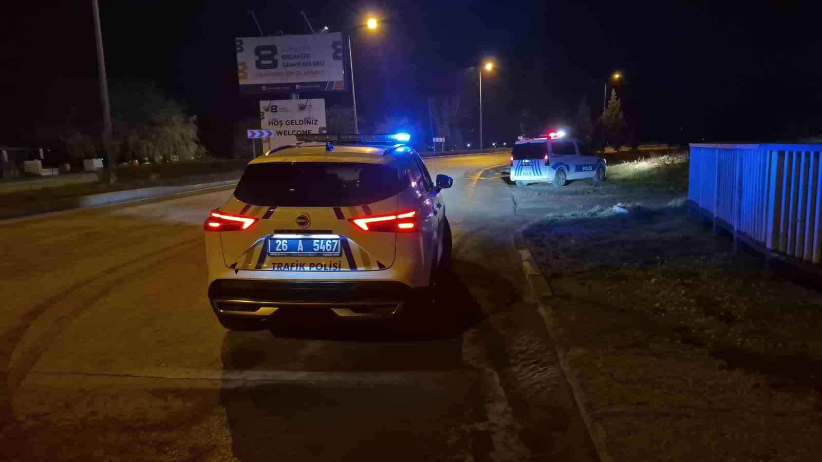 Eskişehir&rsquo;de kontrolden &ccedil;ıkan otomobil sulama kanalına u&ccedil;tu: 2 yaralı
