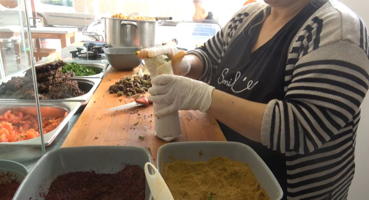 D&ouml;neri ile meşhur Hatay&rsquo;da nohut d&uuml;r&uuml;mc&uuml; kadın vatandaşların damak lezzetini değiştirdi
