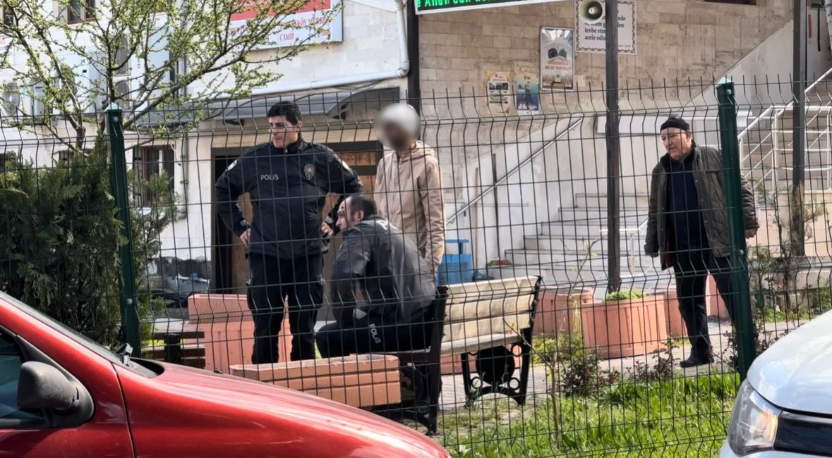 Caminin &ccedil;atısına &ccedil;ıkan şahıs 2 saatlik &ccedil;abanın sonunda ikna edilerek aşağı indirildi
