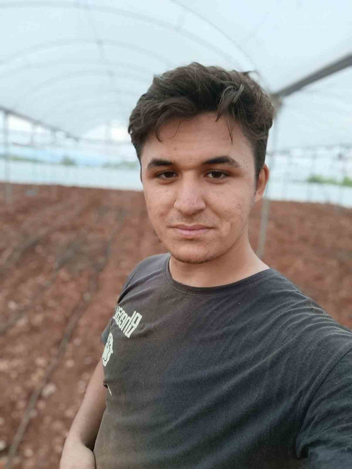 Hafif ticari ara&ccedil;la &ccedil;arpışan motosiklet s&uuml;r&uuml;c&uuml;s&uuml; hayatını kaybetti
