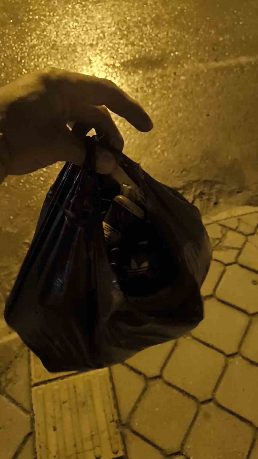 &Ccedil;alınan ayakkabılarının peşine d&uuml;şen adam, &ccedil;ocuk hırsızların evinde onlarca ayakkabıyla karşılaştı
